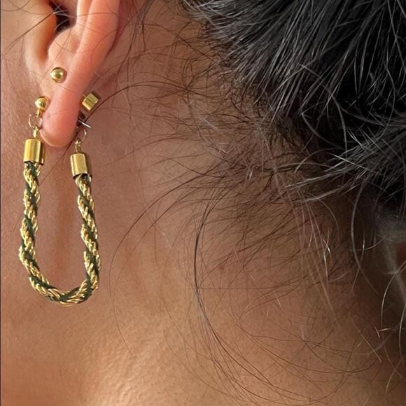 Gold tone twisted rope hoop earrings green minimalist - Picture 3 of 3